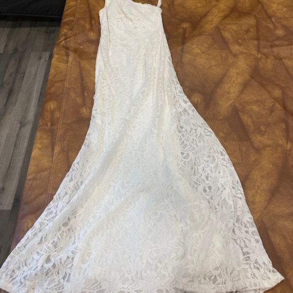 White Gown - Like New - Picture 2 of 4